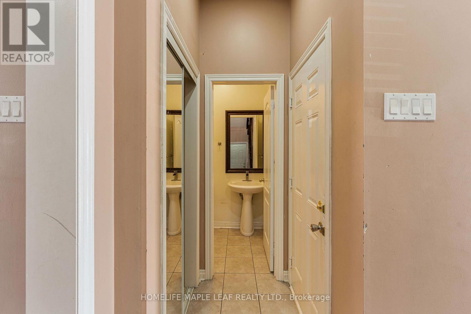 28 Vincent Street, Brampton, ON photo 10