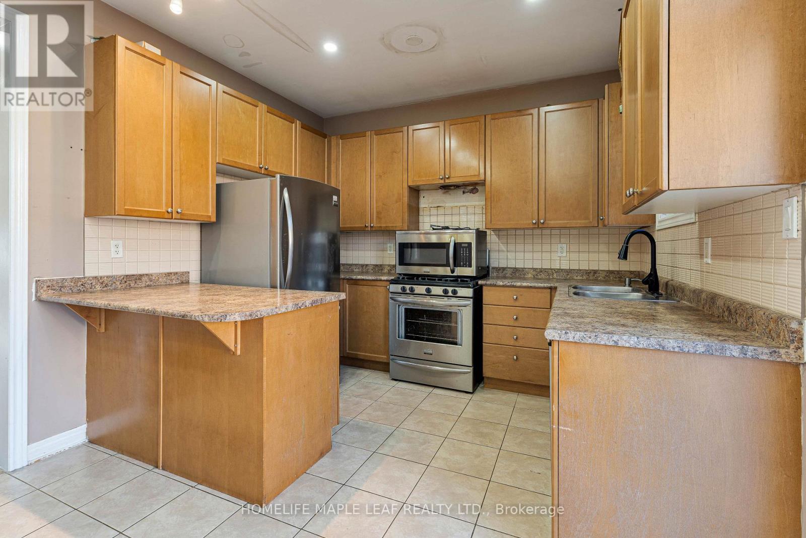28 Vincent Street, Brampton, ON photo 16