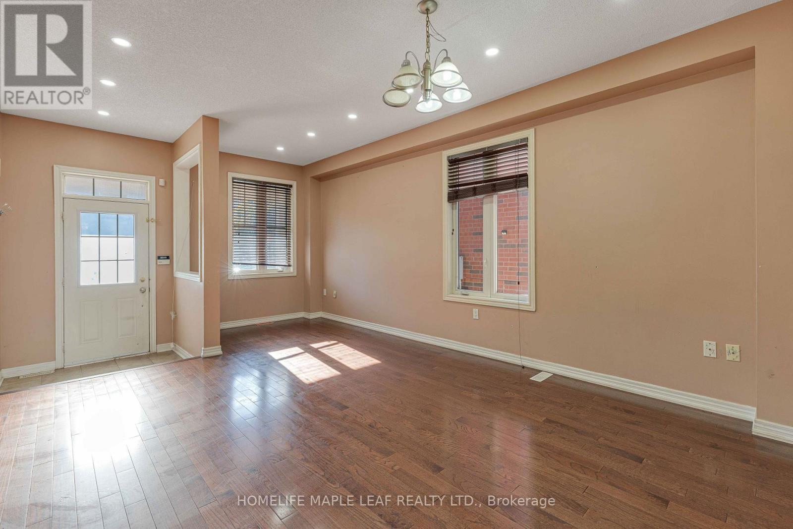28 Vincent Street, Brampton, ON photo 6