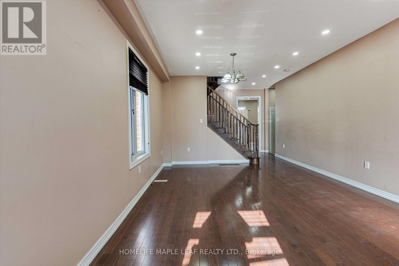 28 Vincent Street, Brampton, ON photo 9