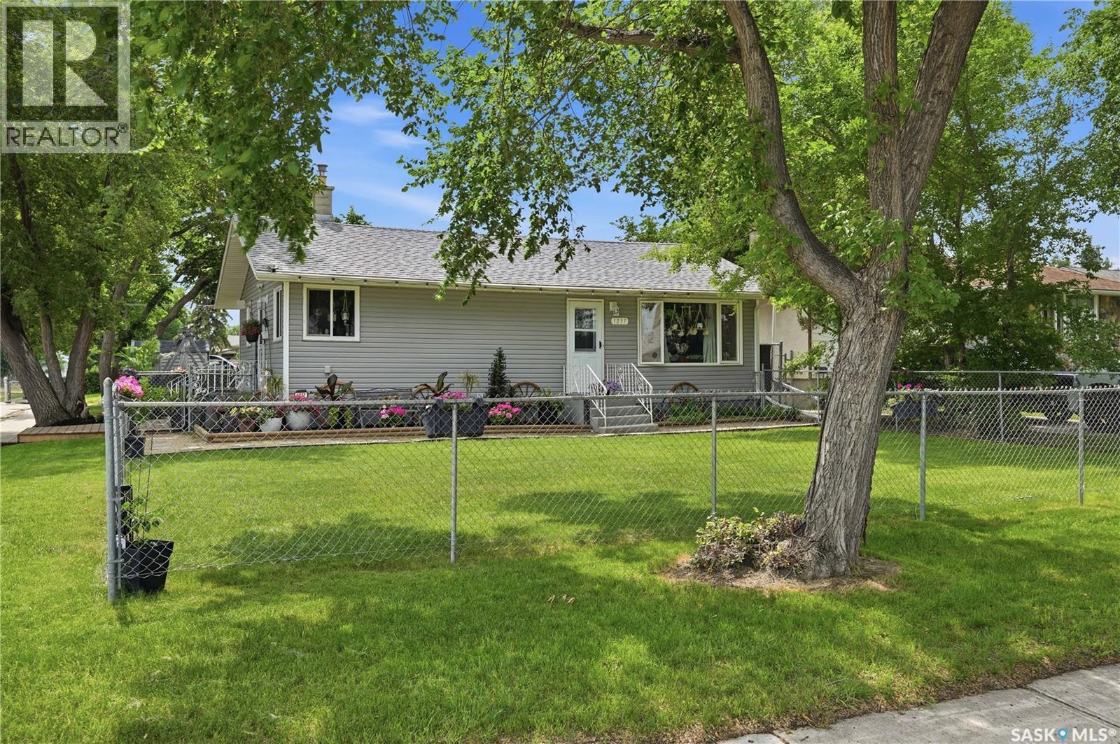 1237 10th AVENUE E, Regina