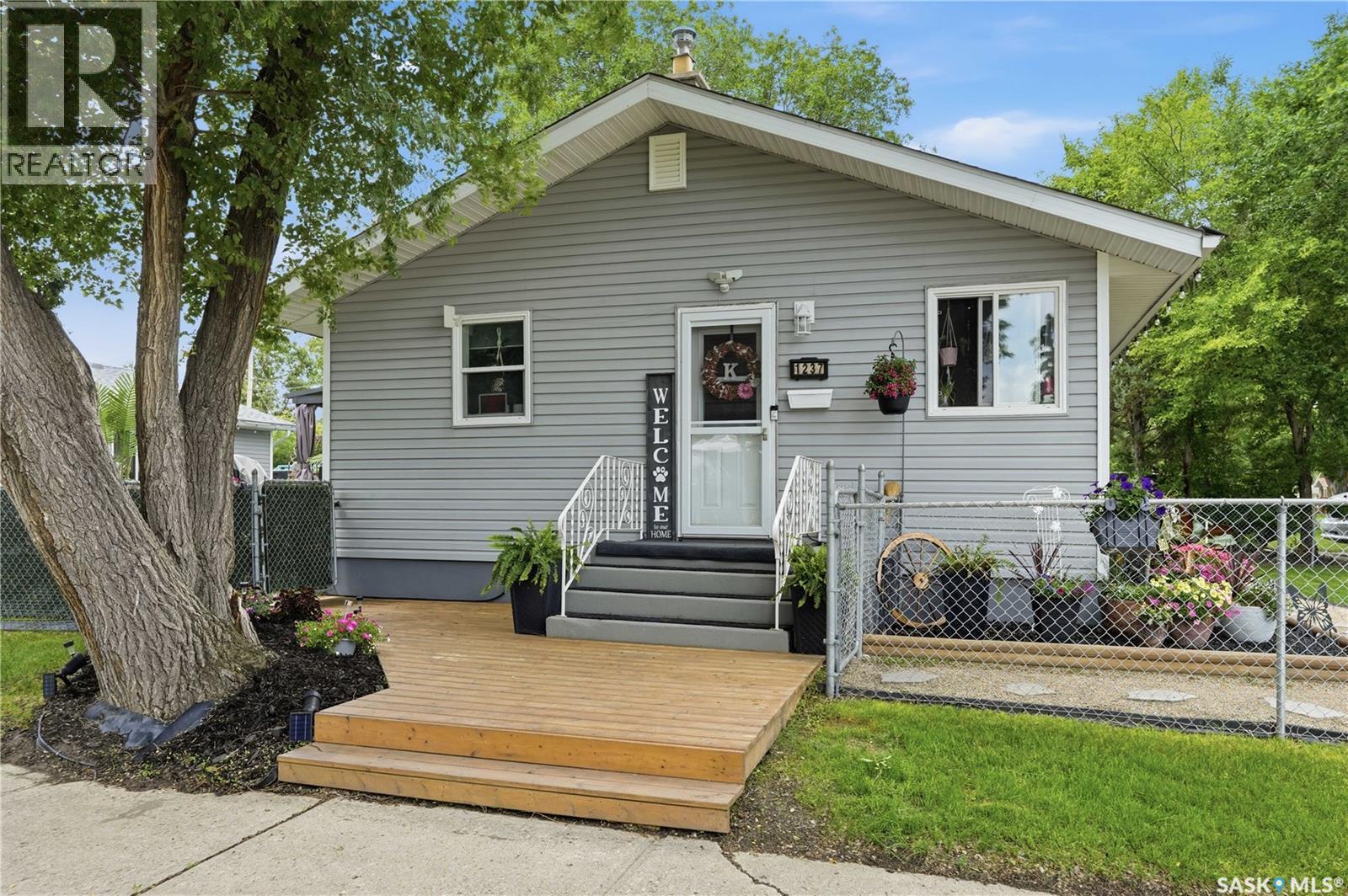 1237 10th AVENUE E, Regina — photo 2