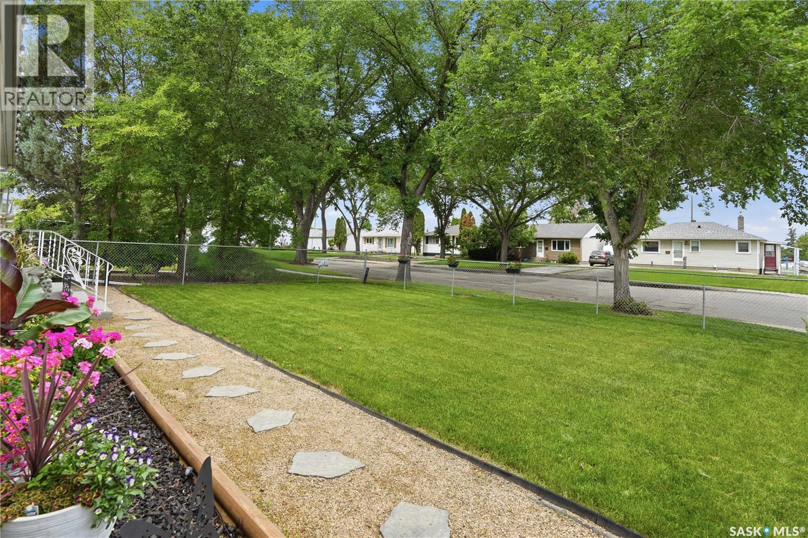 1237 10th AVENUE E, Regina — photo 3