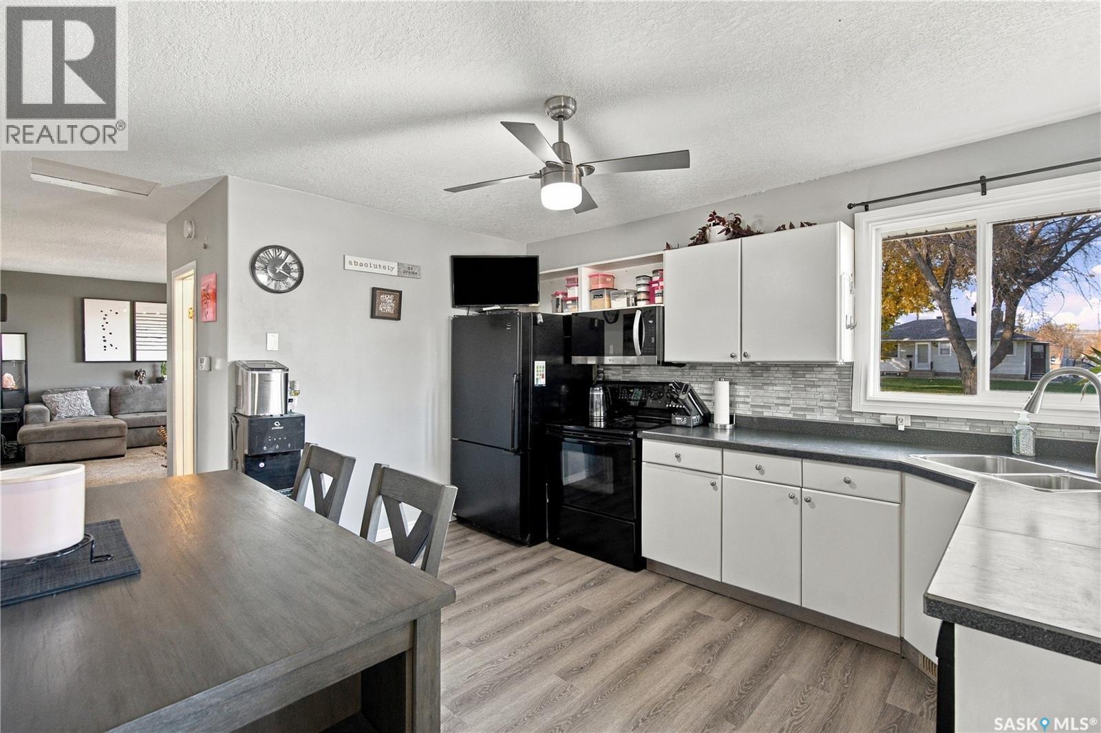 1237 10th AVENUE E, Regina — photo 4