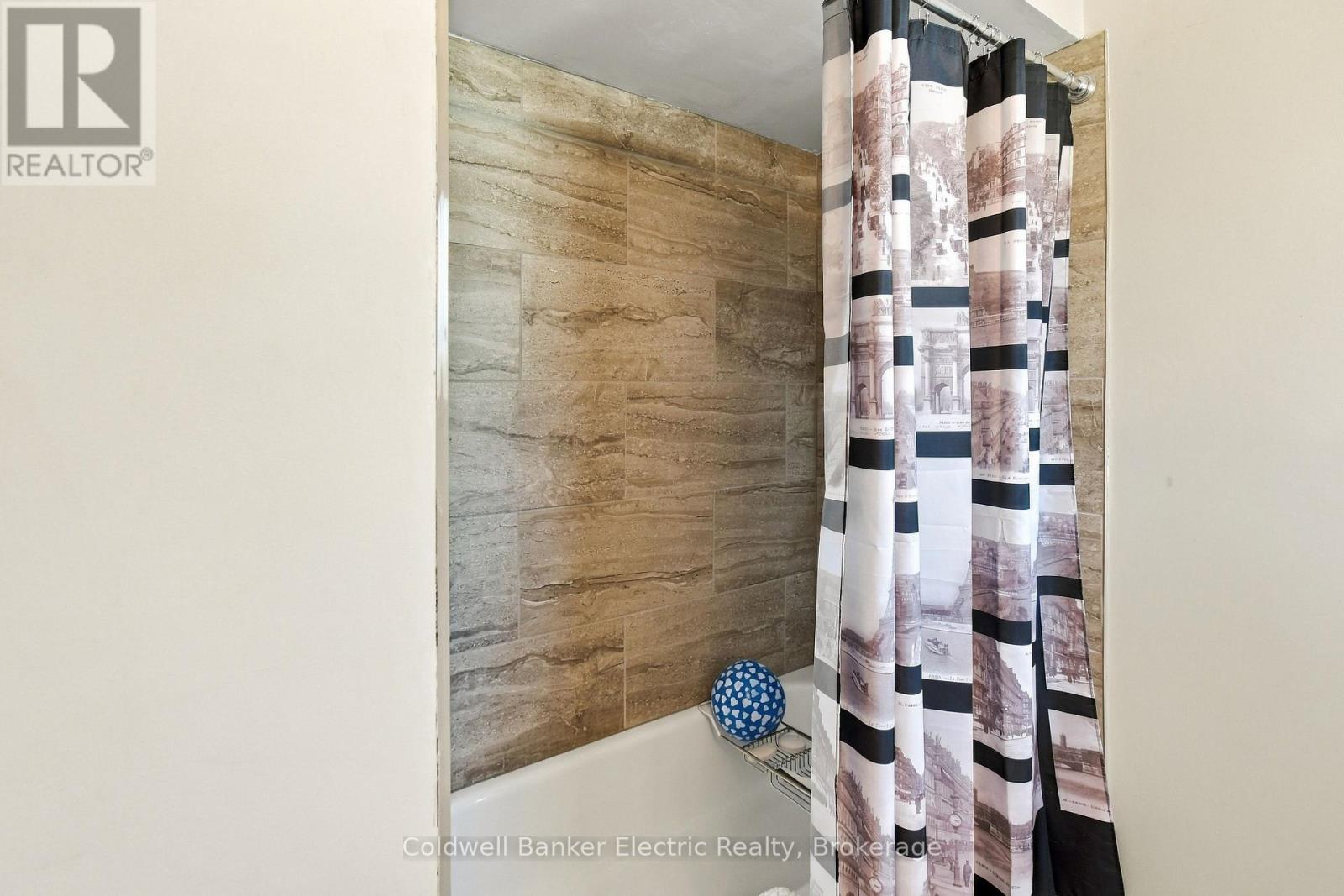 1007 MOORELANDS CRESCENT - 33