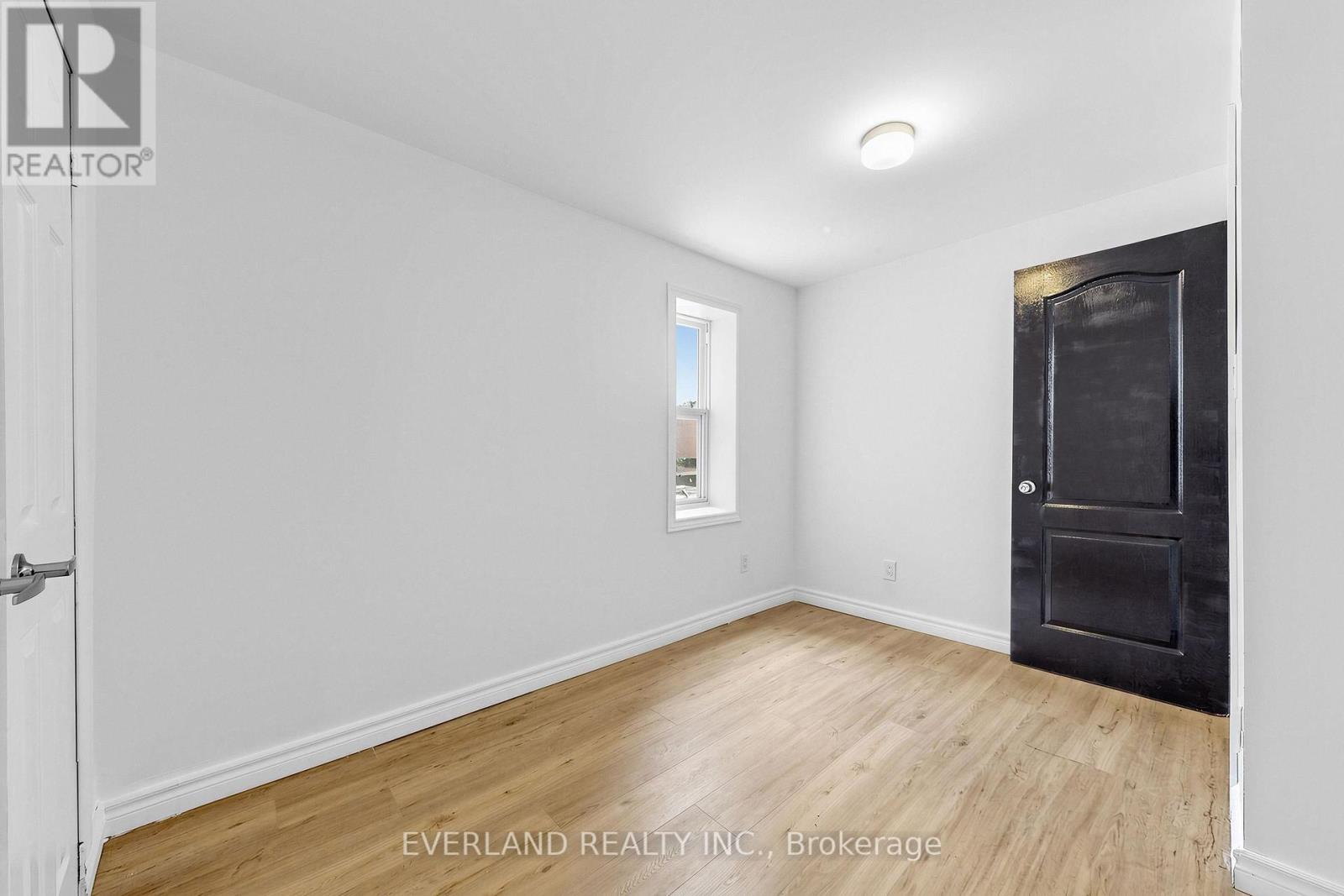 B- 20 King Street East, Oshawa, ON photo 6