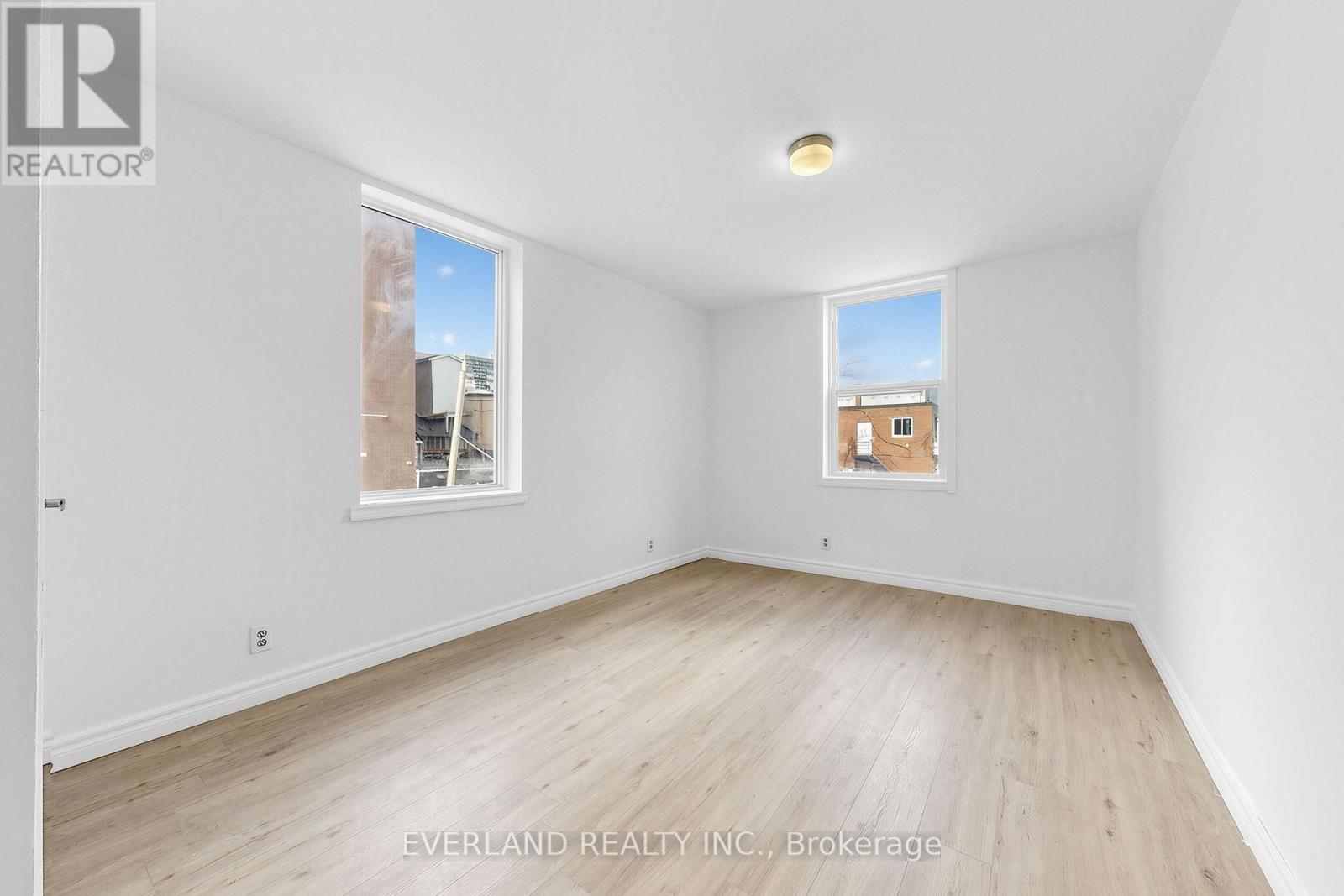 B- 20 King Street East, Oshawa, ON photo 9