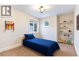 4pc Bathroom - 2134 3 Avenue Nw, Calgary, AB T2N0K4 Photo 15