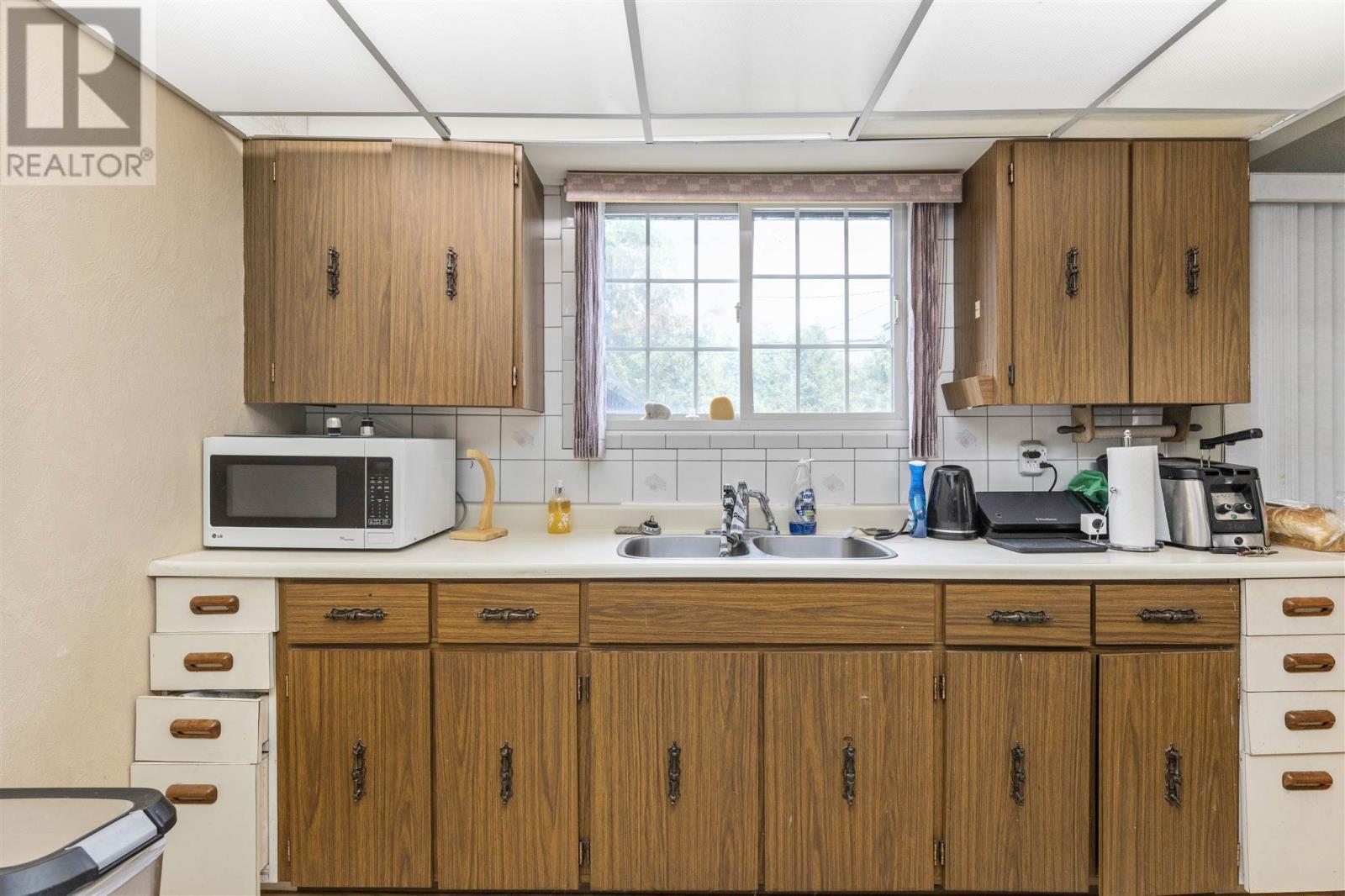 742 Pine ST - 9