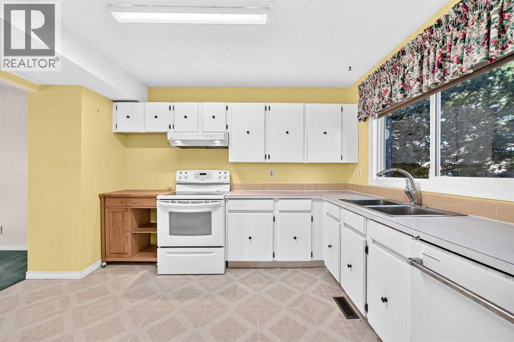 17, 4940 39 Avenue SW photo 5