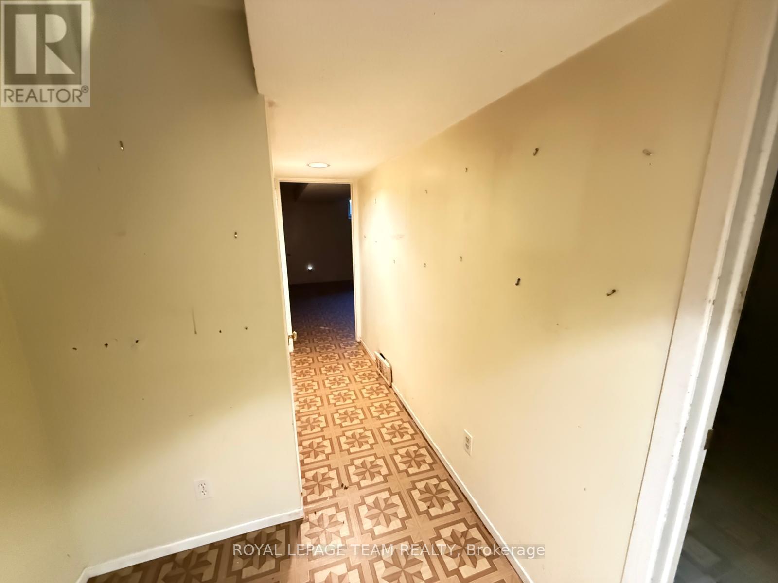 Commercial Properties for Sale in Ottawa – 86 HUMMINGBIRD CRESCENT – By Peter Sagos - Image 12