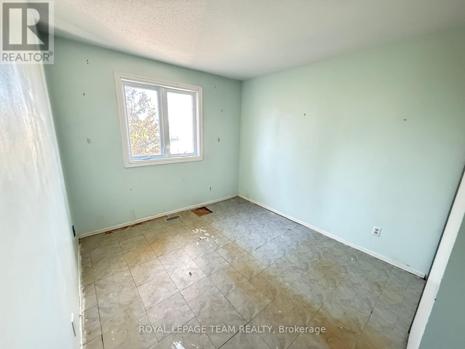 Commercial Properties for Sale in Ottawa – 86 HUMMINGBIRD CRESCENT – By Peter Sagos - Image 15