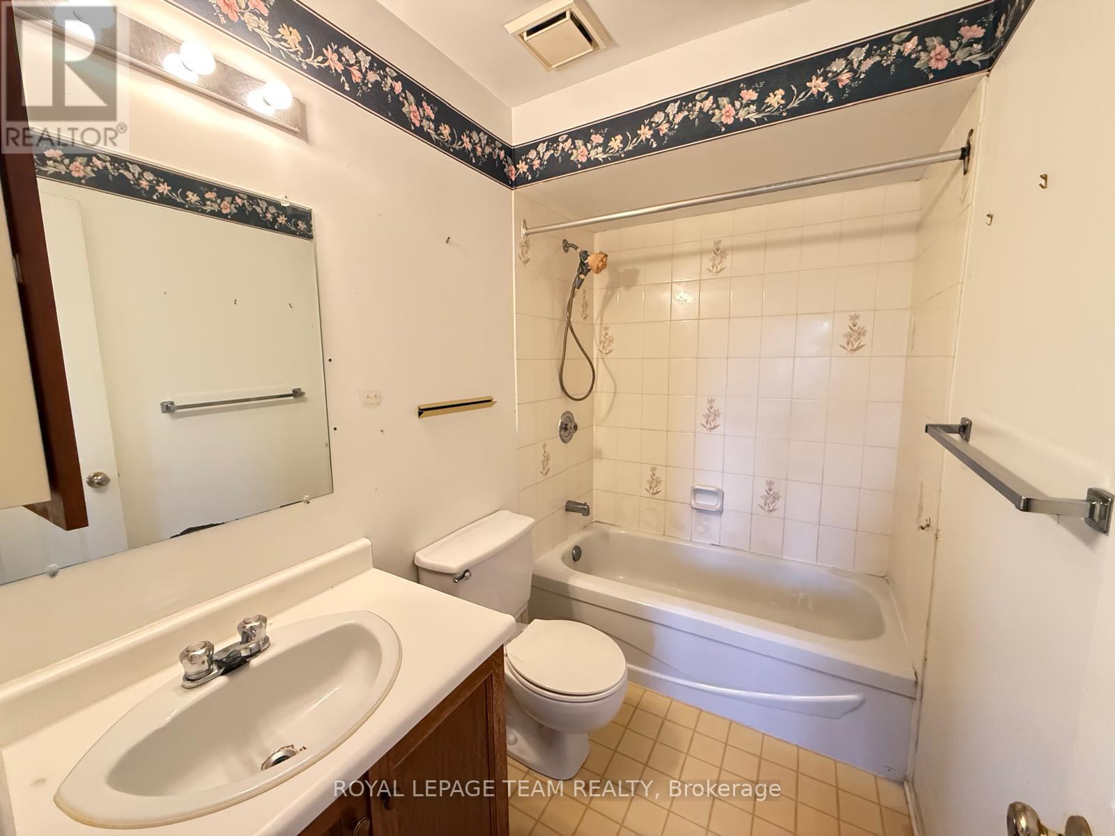 Commercial Properties for Sale in Ottawa – 86 HUMMINGBIRD CRESCENT – By Peter Sagos - Image 19