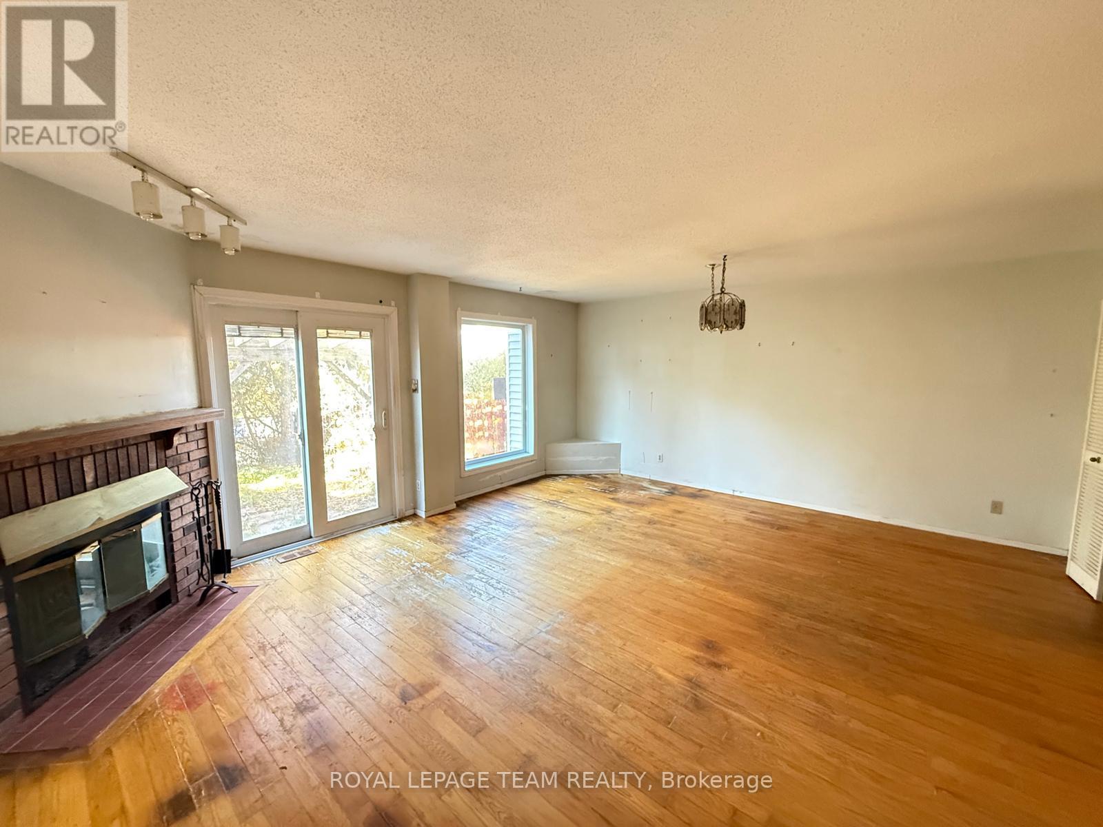 Commercial Properties for Sale in Ottawa – 86 HUMMINGBIRD CRESCENT – By Peter Sagos - Image 8