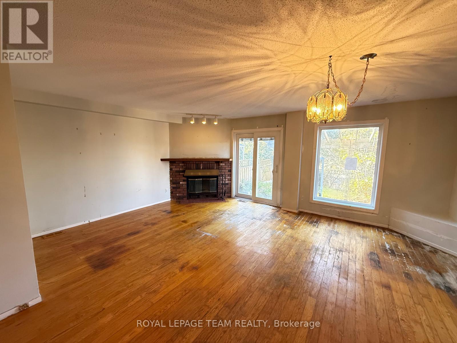 Commercial Properties for Sale in Ottawa – 86 HUMMINGBIRD CRESCENT – By Peter Sagos - Image 9