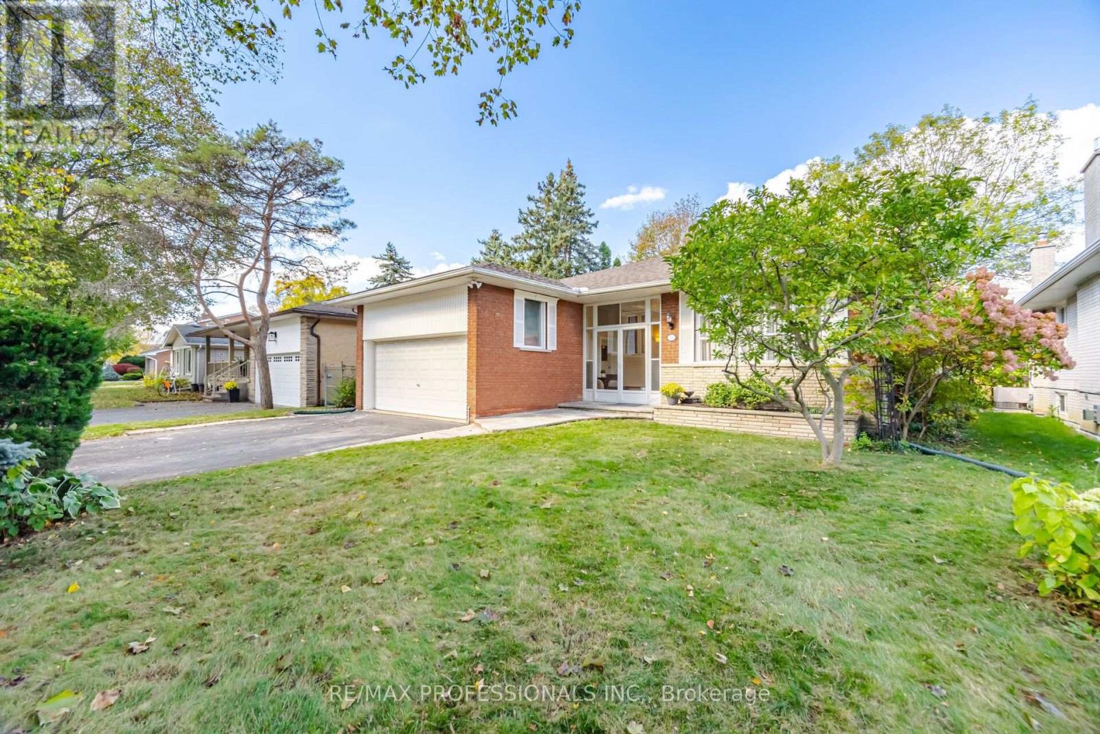 14 Strathdee Drive, Toronto, ON photo 2