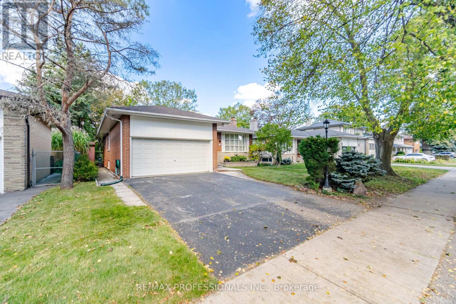 14 Strathdee Drive, Toronto, ON photo 3