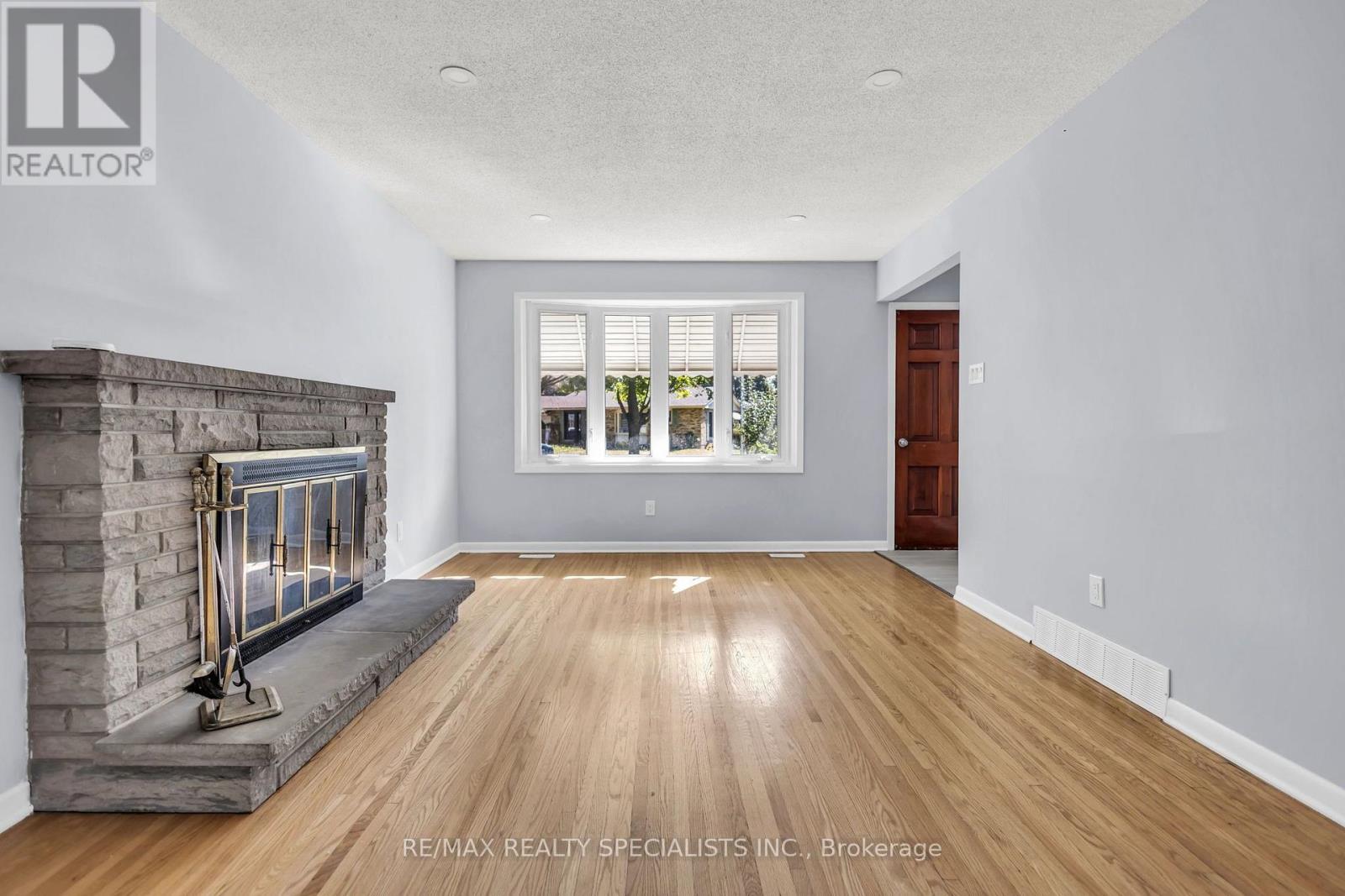 27 TOULON Crescent, London East, ON photo 4