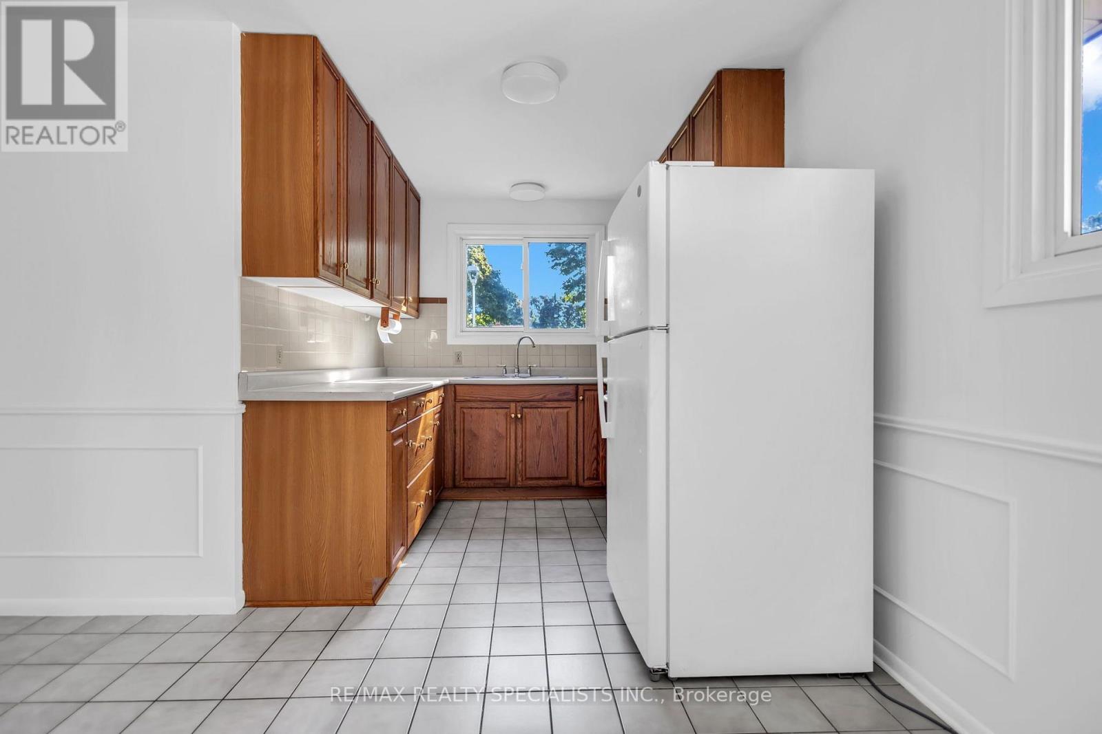 27 TOULON Crescent, London East, ON photo 9