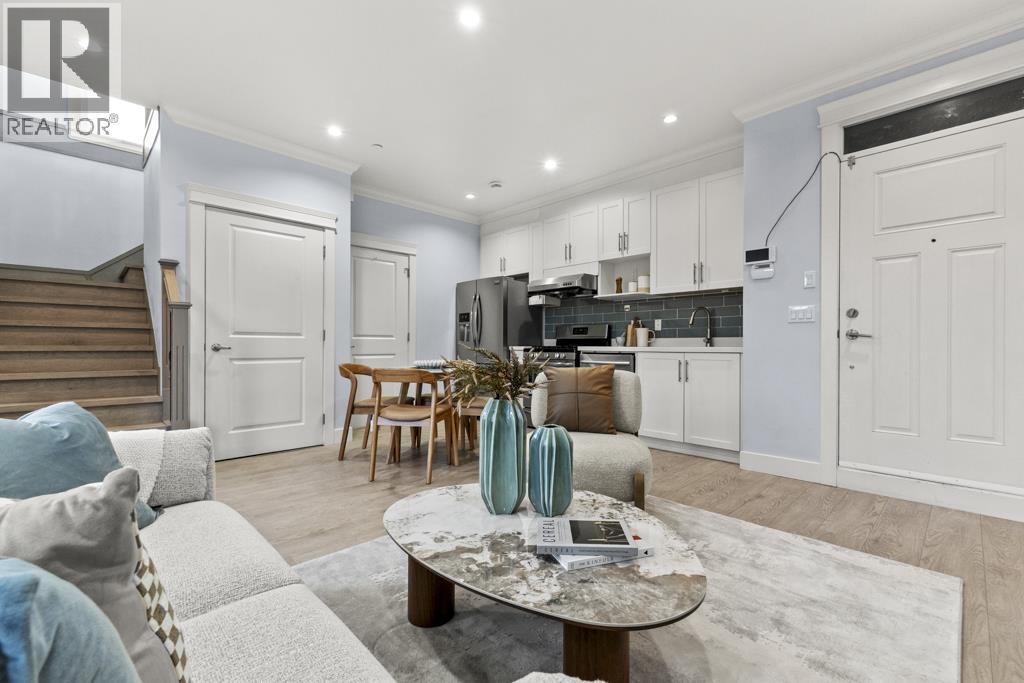 2216 MANNERING photo 3
