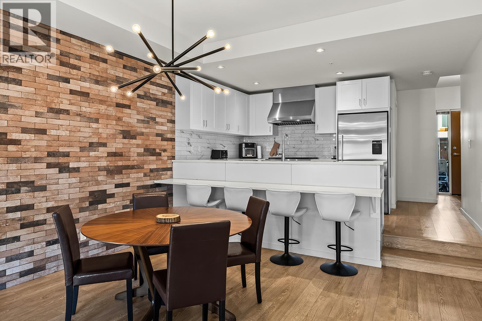 303 3030 Pandosy Street, Kelowna