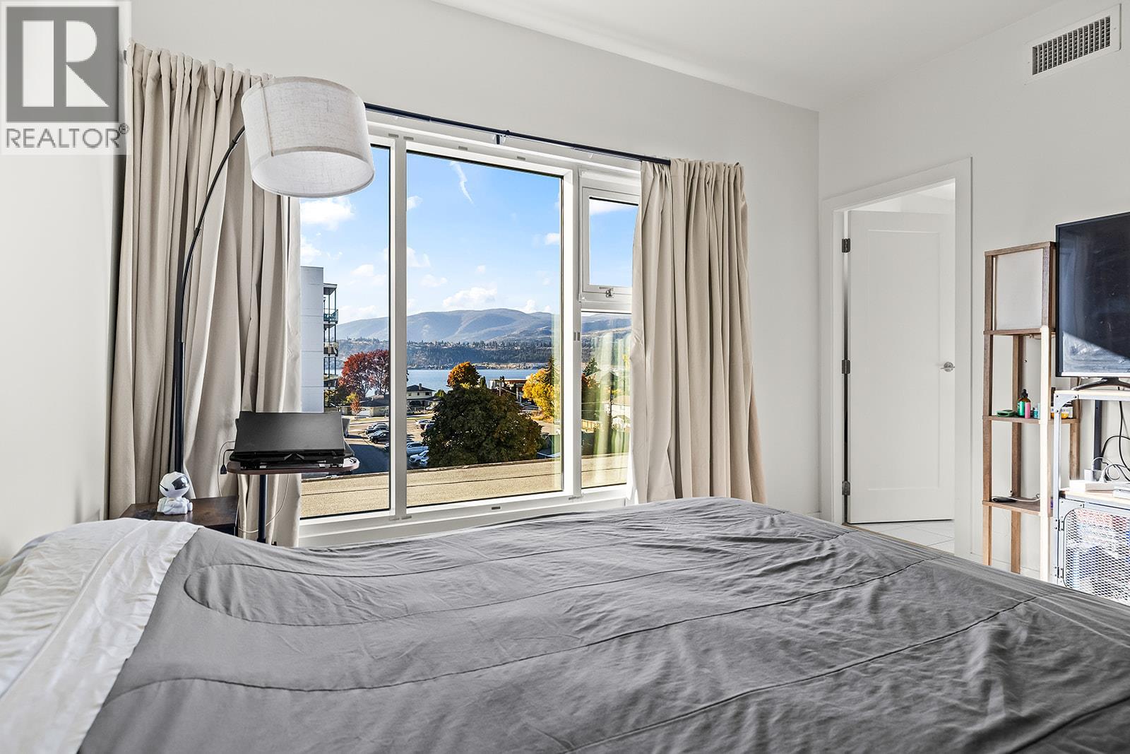 303 3030 Pandosy Street, Kelowna