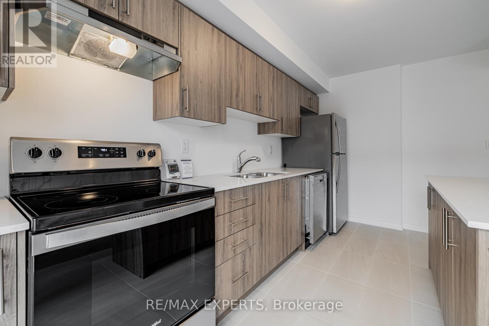 13 Silo Mews, Barrie photo 17