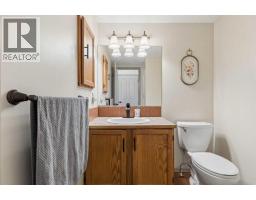 4pc Bathroom - 17 Shawglen Court Sw, Calgary, AB T2Y2R1 Photo 8