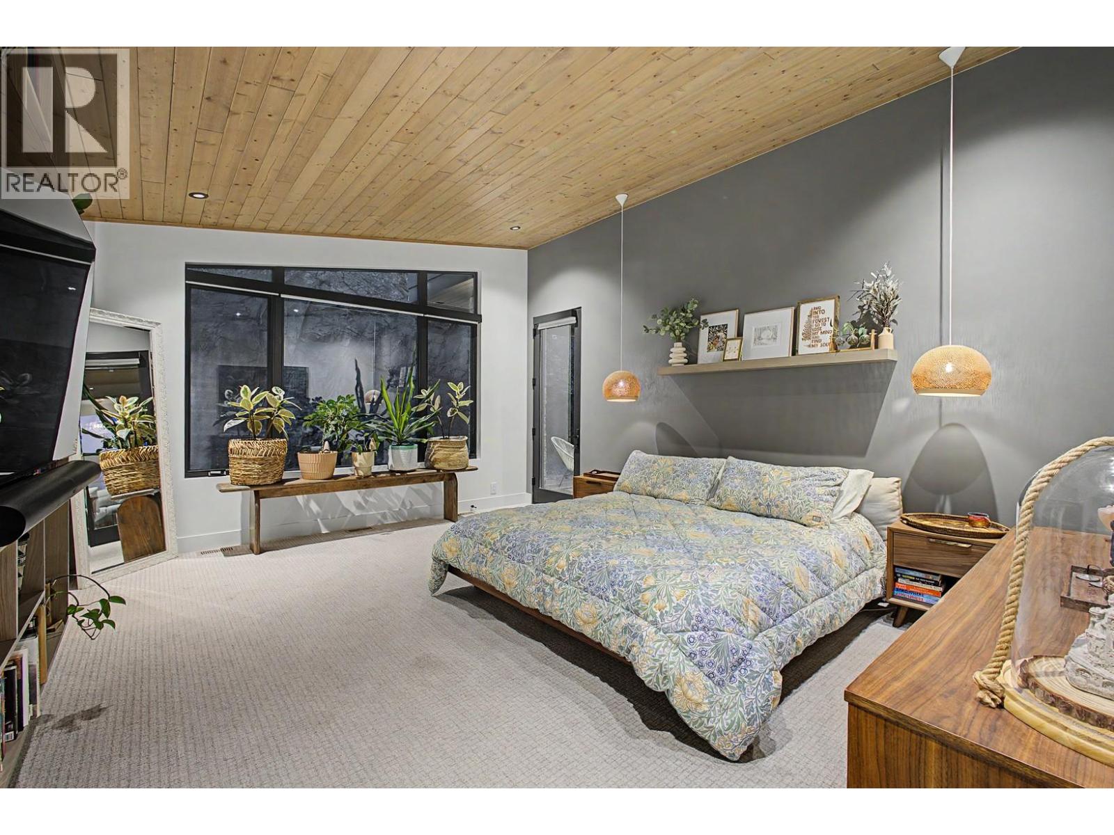 721 Pinehaven Court, Kelowna - Image 1