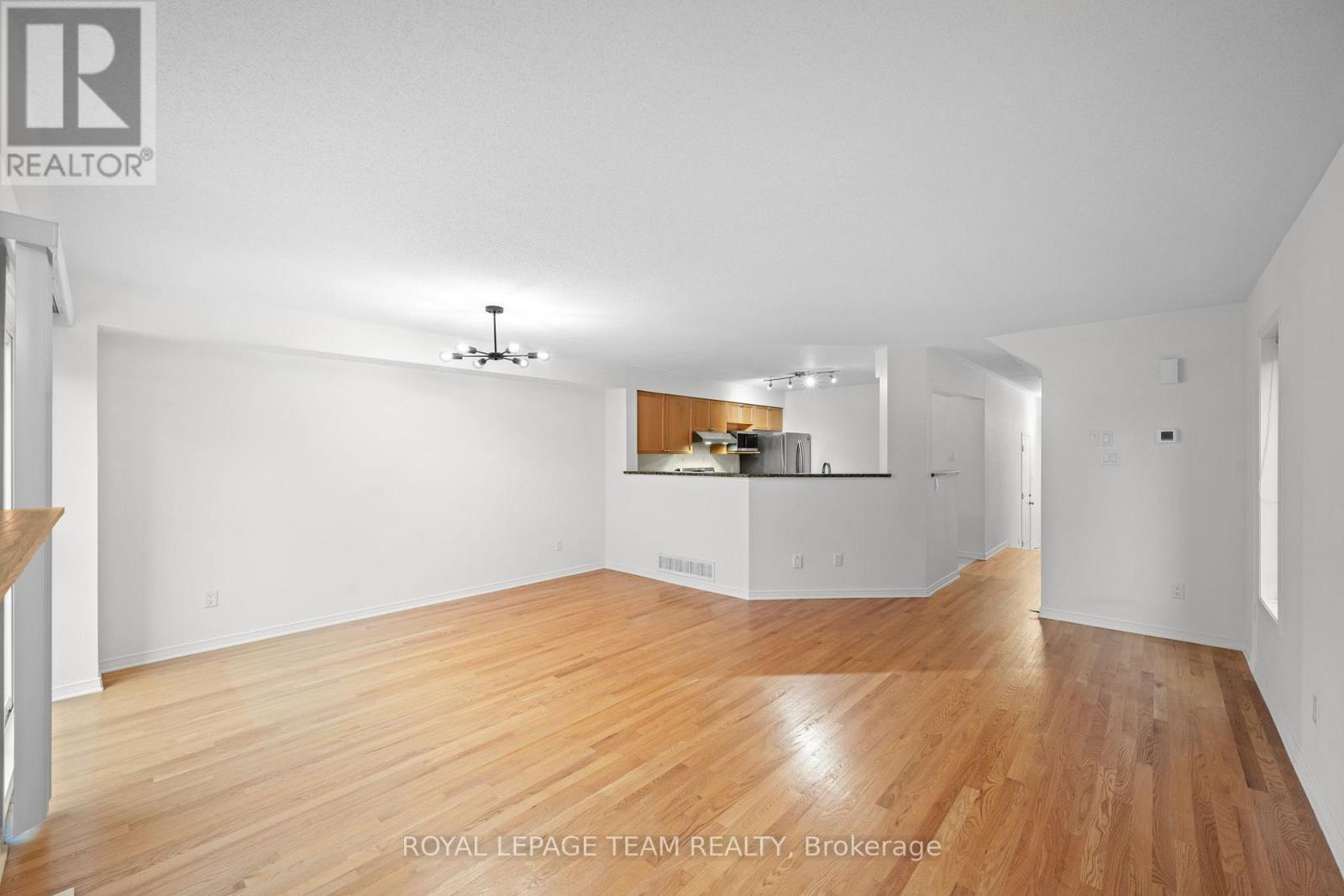 Living room/dining room