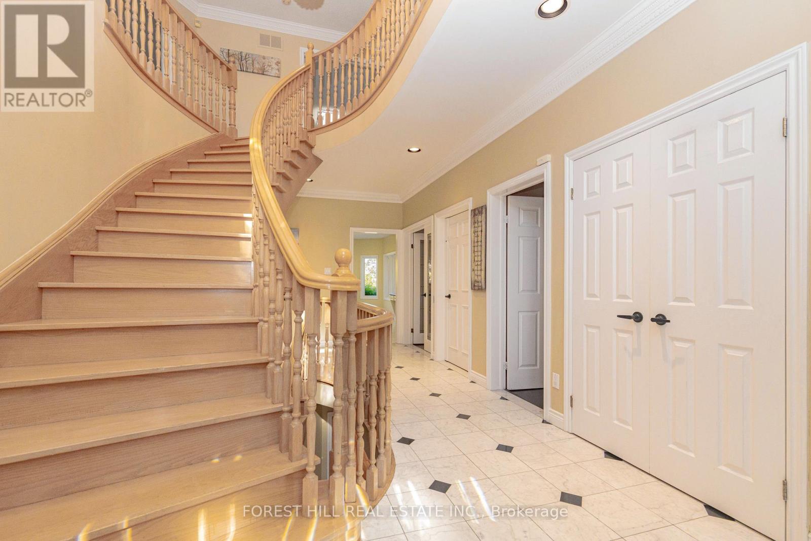 22 Jardin Hill Court, Toronto, ON photo 3