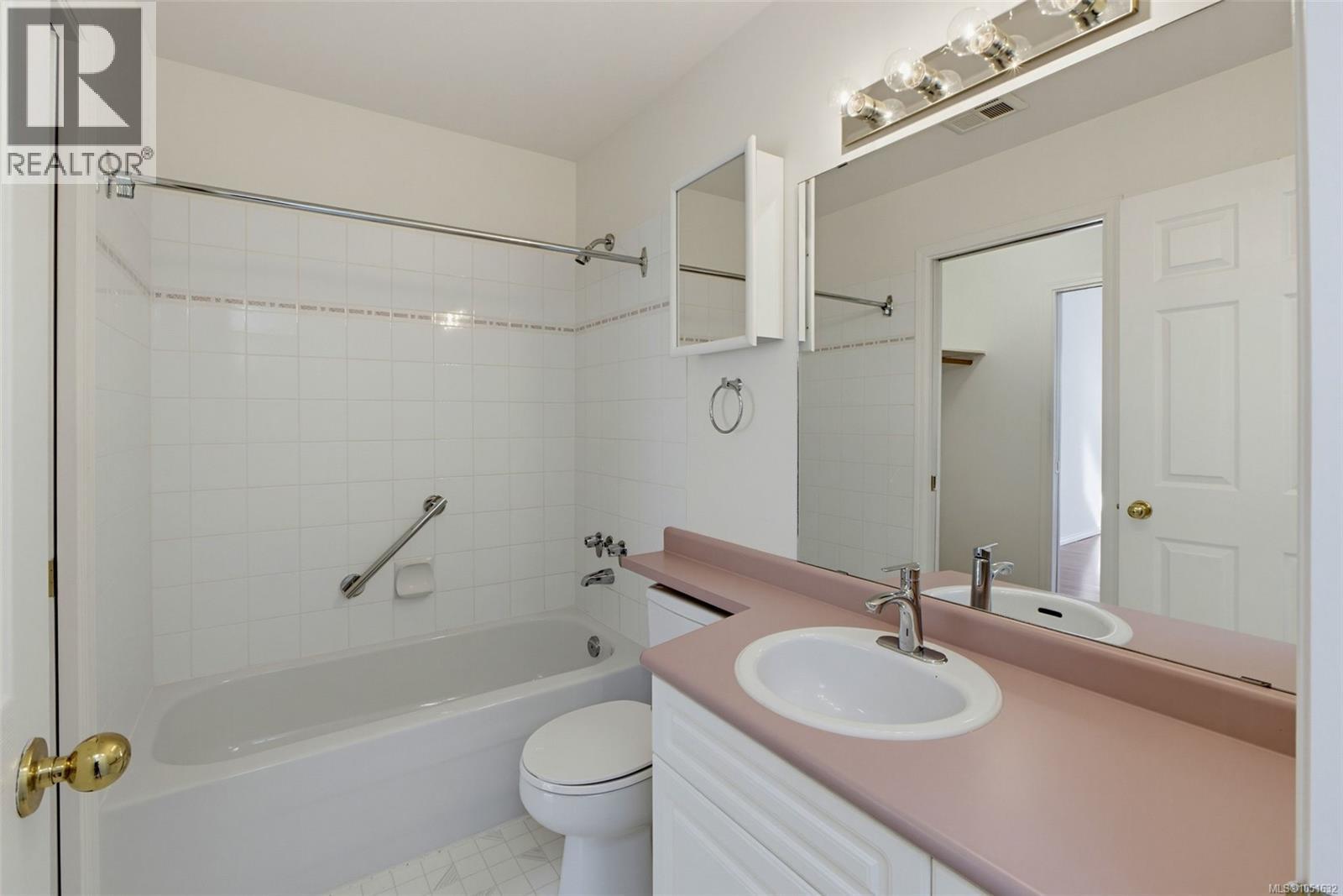 404 1710 Fort Street, Victoria