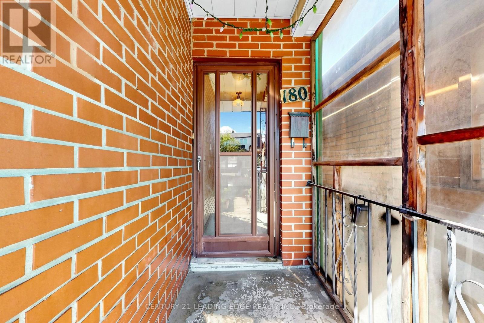 180 Gilbert Avenue, Toronto, ON photo 8