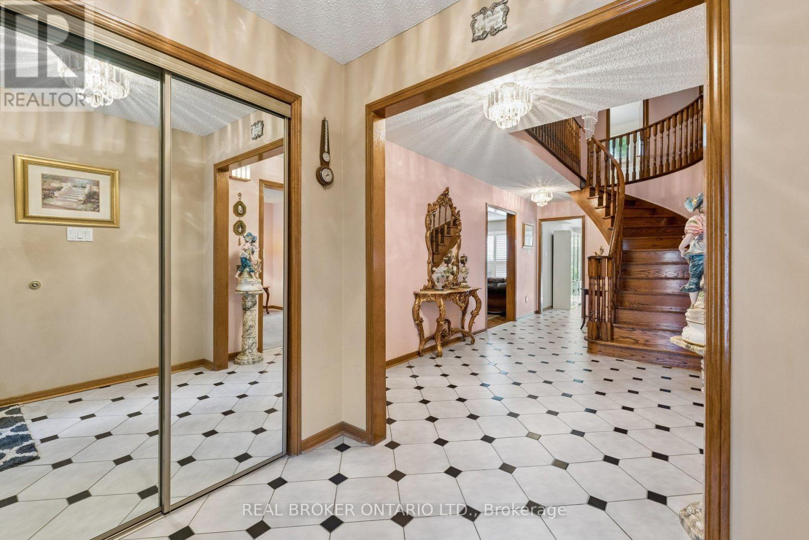 102 Coronation Circle, Brampton, ON photo 8