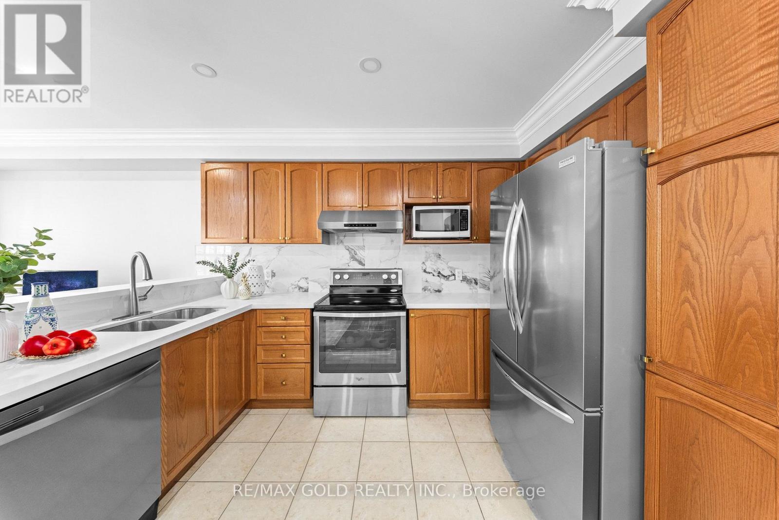 33 Bay Breeze Drive, Brampton, ON photo 11