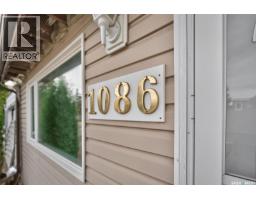 Bedroom - 1086 7th Avenue Nw, Moose Jaw, SK S6H4C4 Photo 7
