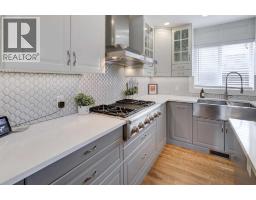4pc Bathroom - 1042 17a Street Ne, Calgary, AB T2E4V3 Photo 9