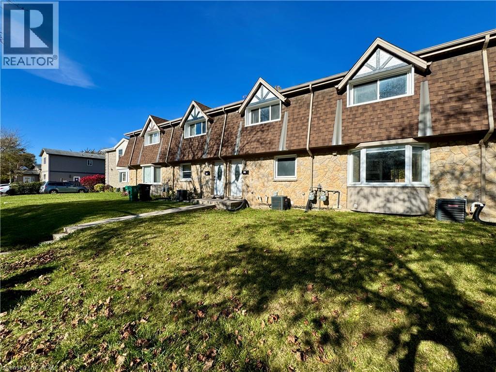 134 JANSEN Avenue — photo 2