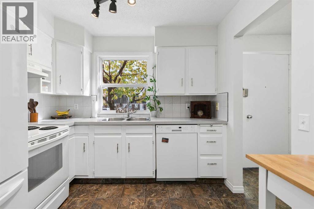 8, 330 Canterbury Drive SW, Calgary — photo 3