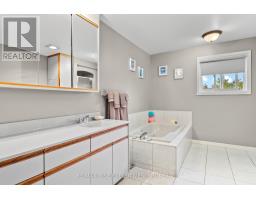 Bathroom - 256 Palmer Road, Belleville, ON K8N4Z2 Photo 15