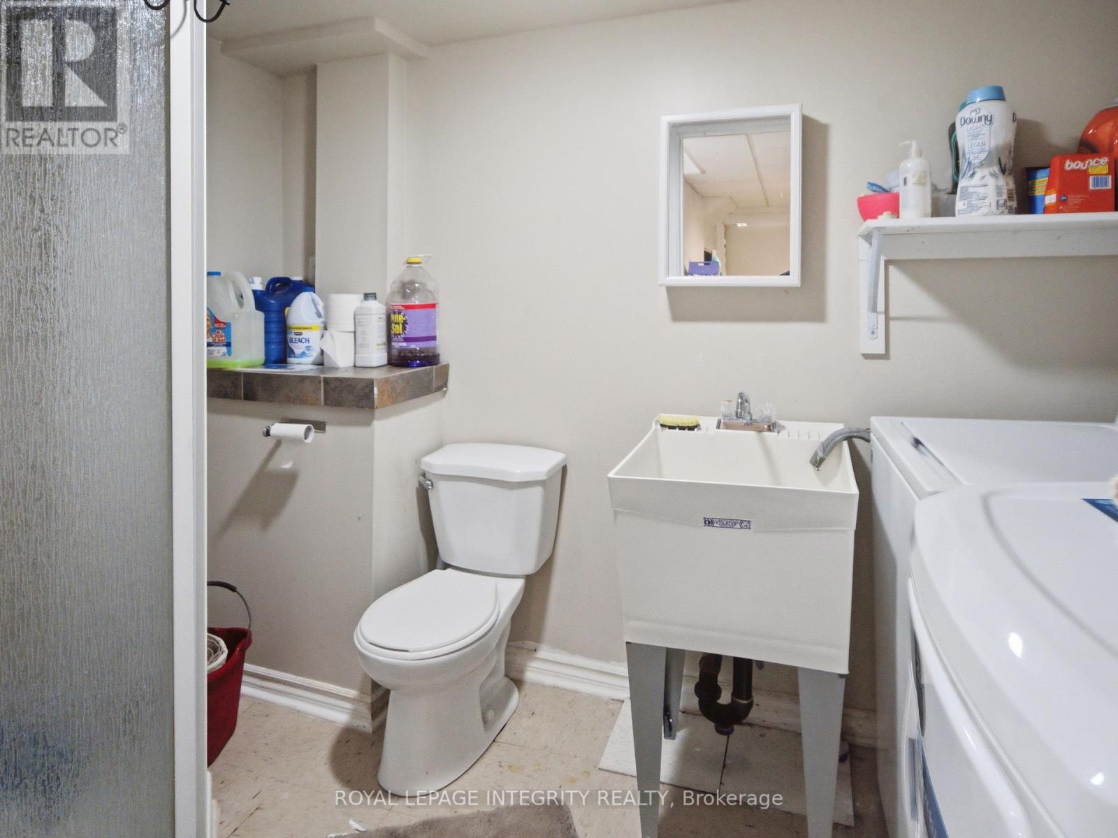 Practical laundry room with extra bath