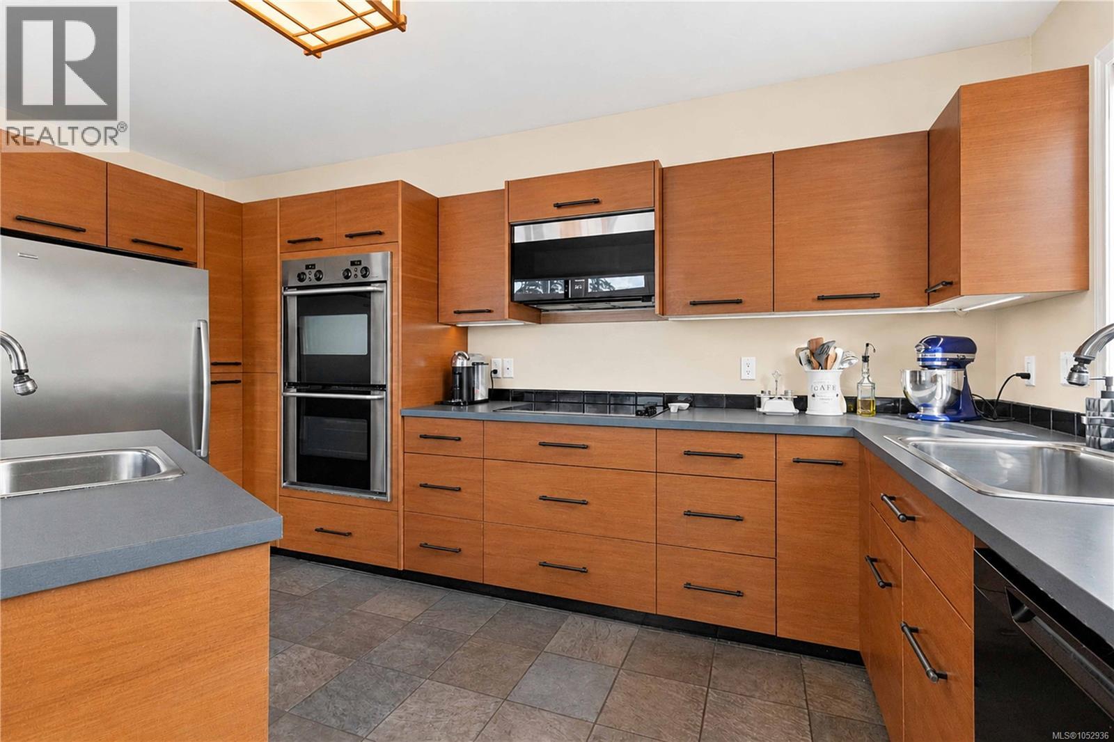  10189 West Saanich Road, North Saanich