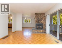Mud room - 955 Doumac Ave, Saanich, BC V8Y1M5 Photo 9