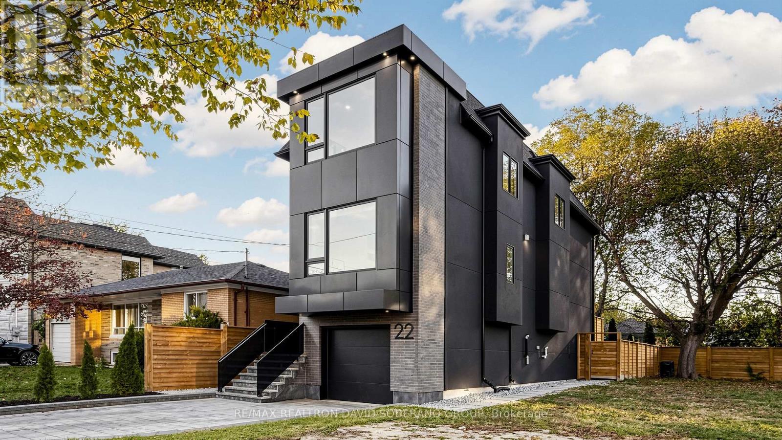 22 Verwood Avenue, Toronto, ON photo 2