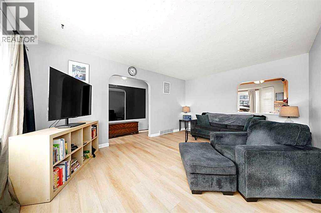 311 33 Avenue NE photo 6
