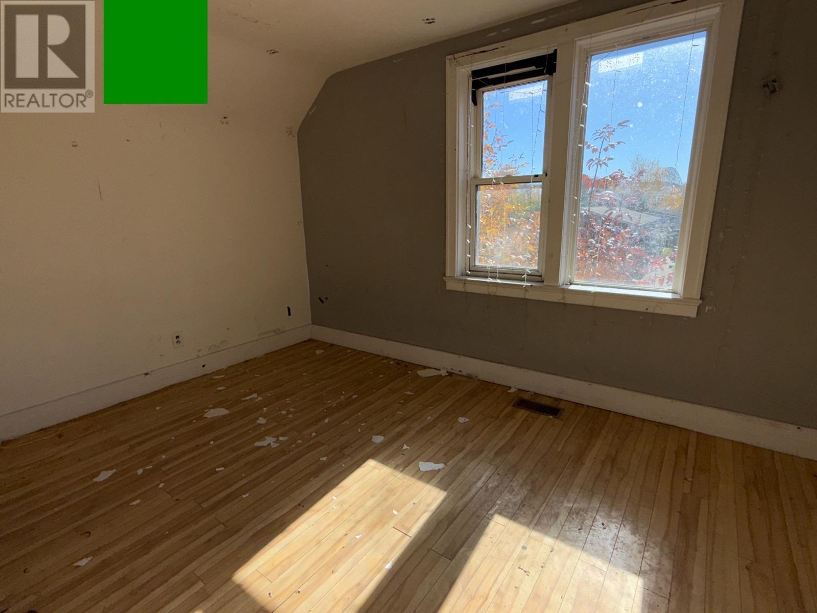 660 Queen ST - 6