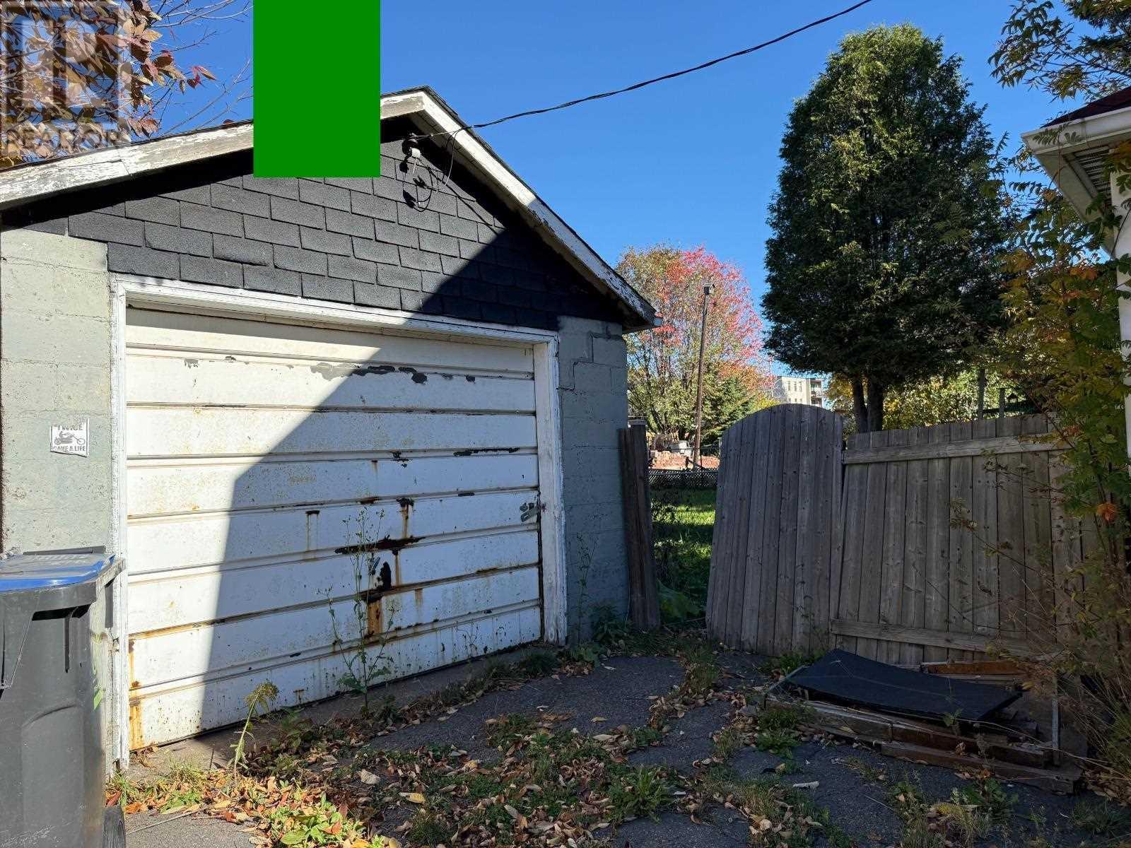 660 Queen ST - 13