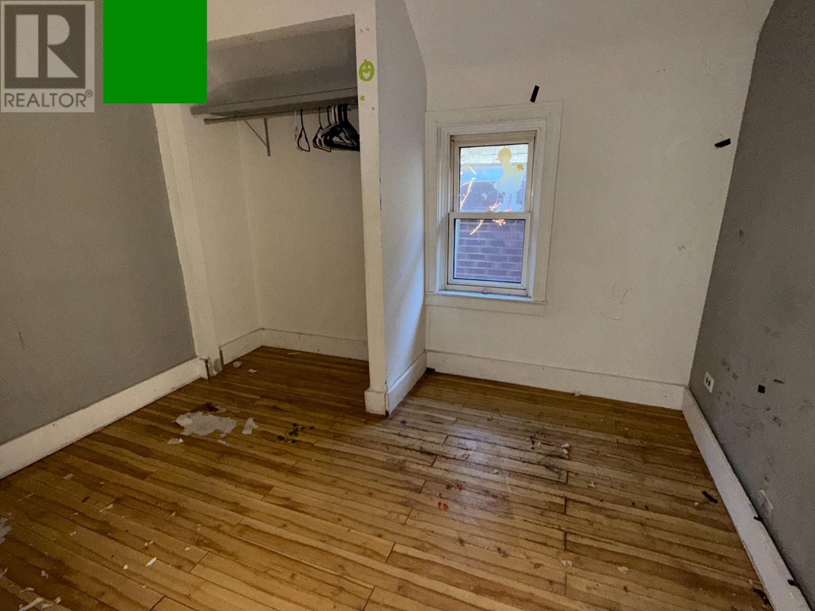 660 Queen ST photo 5