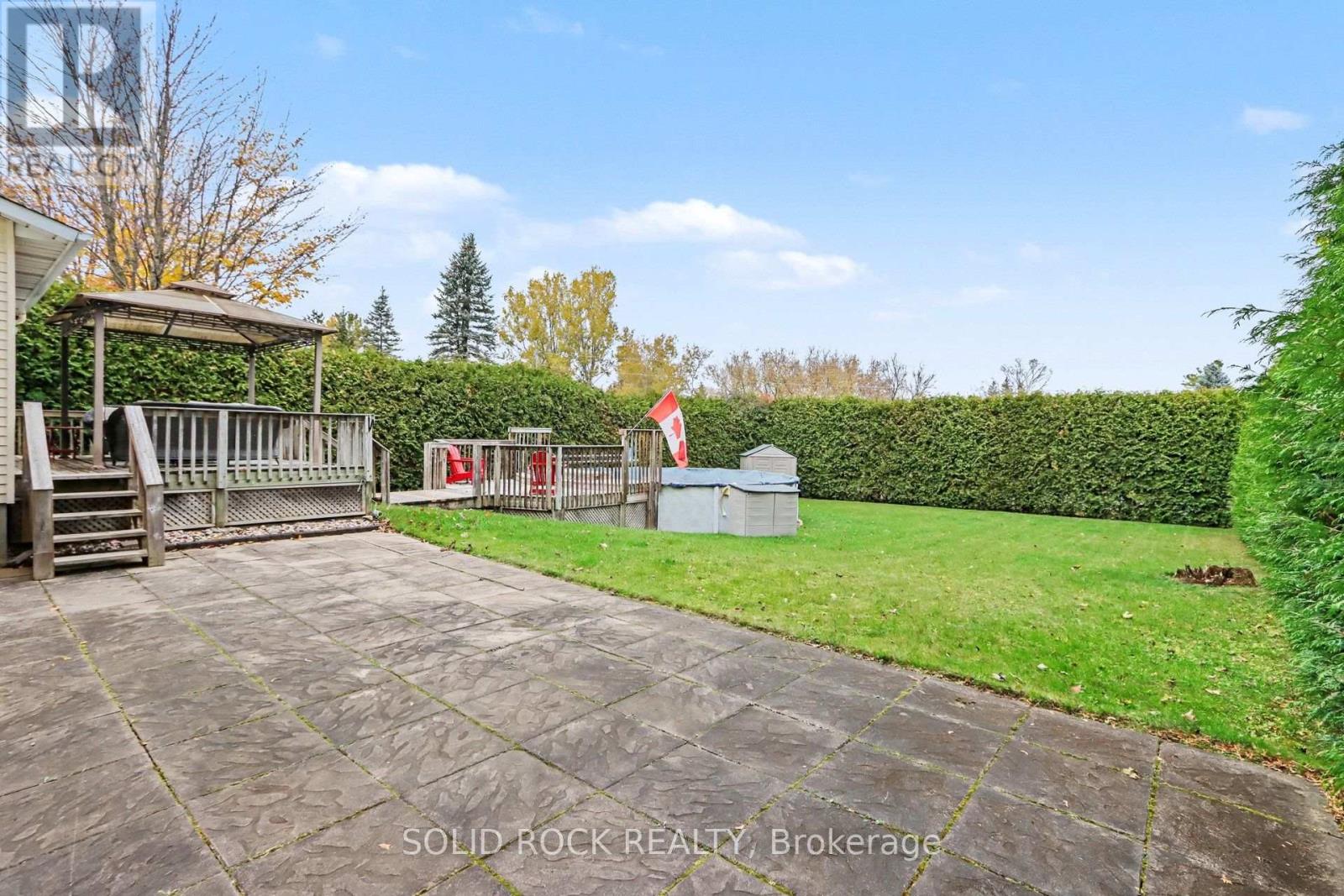 Patio area beside the deck