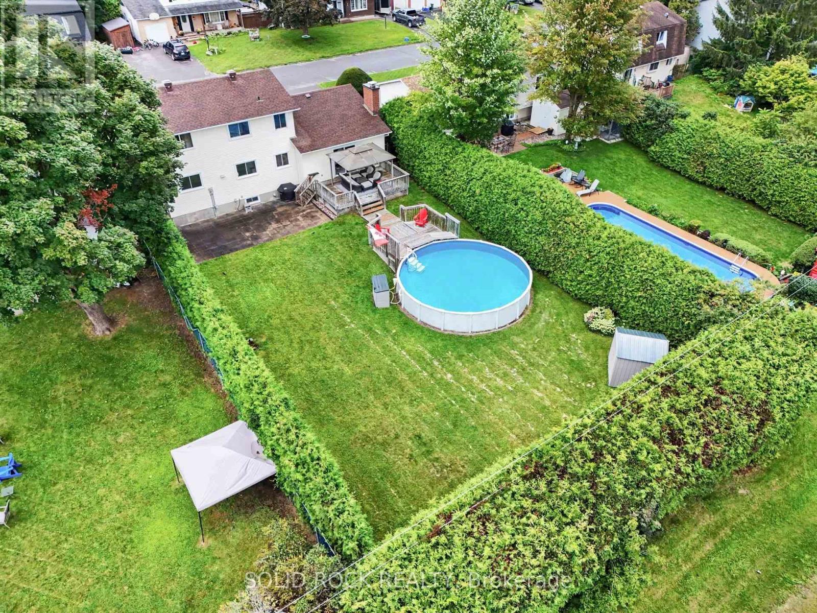 Hedged private backyard